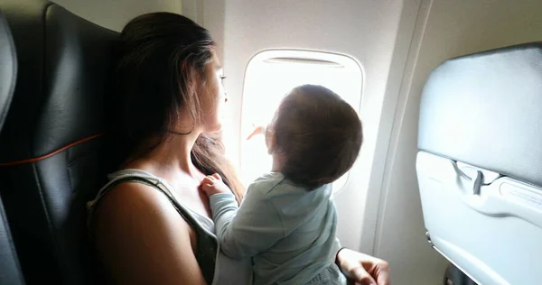 Мать Ребенок Вместе Самолёте Прощание Младенцем Открывающим Закрывающим Окно Самолета — стоковое фото