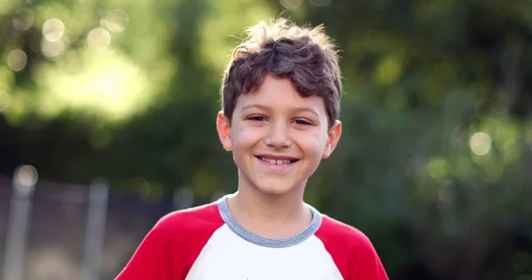 Kameraya Gülümseyen Mutlu Çocuk Portresi Dışarıdaki Yakışıklı Delikanlı — Stok fotoğraf