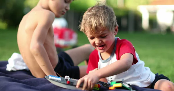 Zwei Brüder Spielen Draußen Hinterhof Mit Spielzeug — Stockfoto