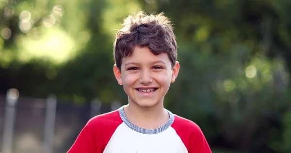Щасливий Хлопчик Посміхається Махати Привіт Камери Радісний Вираз Обличчя Дитини — стокове фото