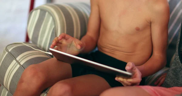 Fiatal Fiú Megható Tabletta Képernyő Otthon Kanapén — Stock Fotó