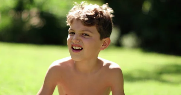 Щасливий Красивий Молодий Хлопчик Дитина Сидів Надворі Сонячному Світлі Розслаблений — стокове фото