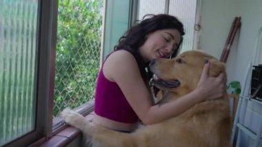 Mutlu kadın ve labrador köpeği evde eğleniyor.
