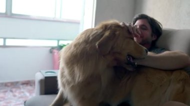 Mutlu çift evde labrador köpeğiyle eğleniyor. 