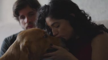 Mutlu çift evde labrador köpeğiyle eğleniyor. 