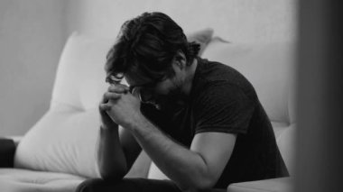 Dramatik umutsuz genç adam gelecek için umutsuz hissediyor. Tek renkli siyah beyaz bir erkek 30 'lu yaşlarda çaresizlikten muzdarip.