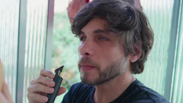 Hombre Arreglando Barba Con Trimmer Celebración Espejo Pie Balcón — Vídeos de Stock
