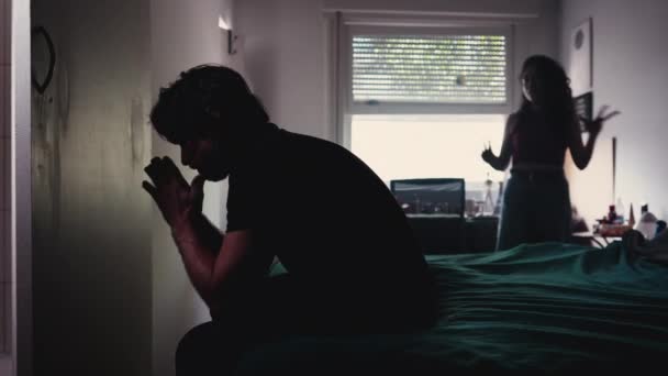 Yatak Odasında Kavga Eden Çiftlerin Silueti Eşi Nunla Tartışırken Kocası — Stok video