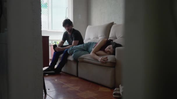 危機のカップル 関係の闘争と感情的な混乱 互いを無視しながらソファに横たわっ女性のパートナーと 目の接触を回避切断男と女性 — ストック動画