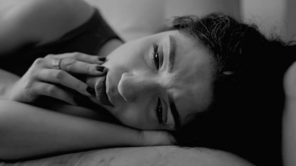 モノクロームの黒と白の写真に収められた孤独な女性の感情的な苦痛は ストレスに苦しんでいる間の圧力と眉を表現します — ストック動画