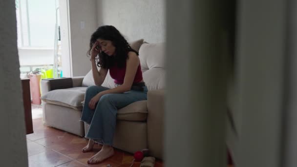 Μια Ανήσυχος Γυναίκα Κάθεται Στον Καναπέ Στο Σπίτι Διαμέρισμα Αίσθημα — Αρχείο Βίντεο