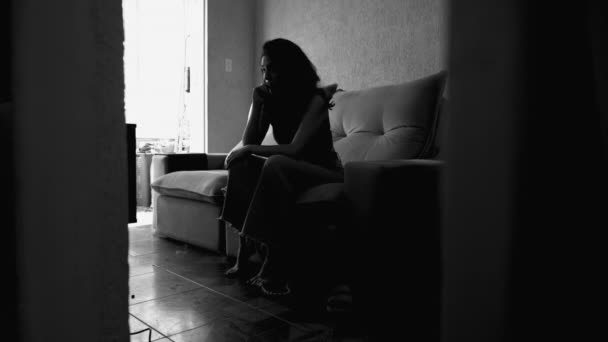 Муди Женщина Чувствует Одиночество Дома Монохроматическая Черно Белая Драматическая Сцена — стоковое видео