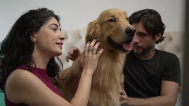 Lykkeligt Par Har Det Sjovt Med Sød Labrador Hund Hjemme – Stock-video