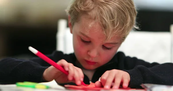 Художній Малюк Малюк Малює Папері Ручкою Червоного Кольору — стокове фото