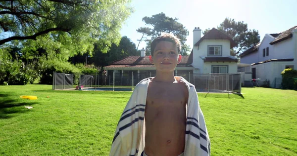 Ein Kleiner Junge Winkt Nach Dem Schwimmbad Mit Der Hand — Stockfoto