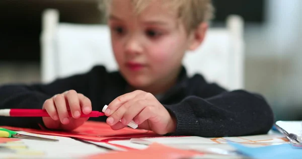 Дитячий Хлопчик Малює Ручкою — стокове фото