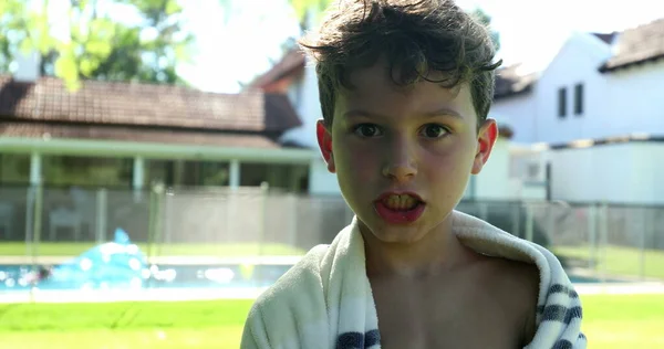Boos Kind Jongen Zwembad Staren Naar Camera — Stockfoto