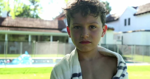 Wütender Junge Nach Schwimmbad Starrt Kamera — Stockfoto