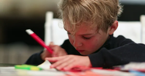 Дитячий Хлопчик Малює Червоною Ручкою Папері — стокове фото