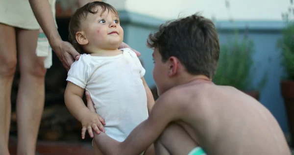 Bebé Bebé Afuera Con Hermano Mayor Niño Aplaudiendo Mano — Foto de Stock