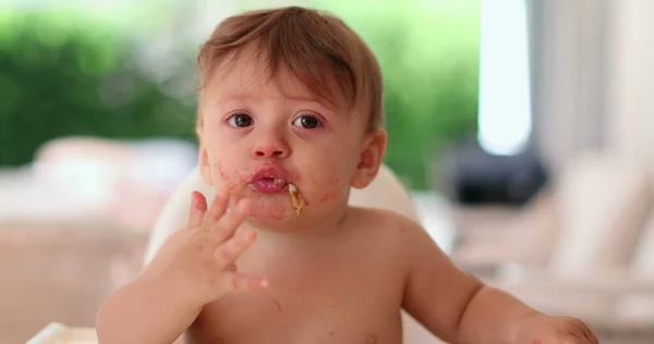 Adorable Bebé Silla Alta Comiendo Comida Masticando —  Fotos de Stock