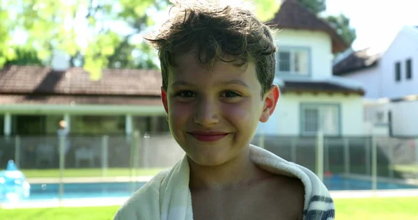 夏の日にプールの後にポーズをカメラに笑みを浮かべて子供男の子 — ストック写真
