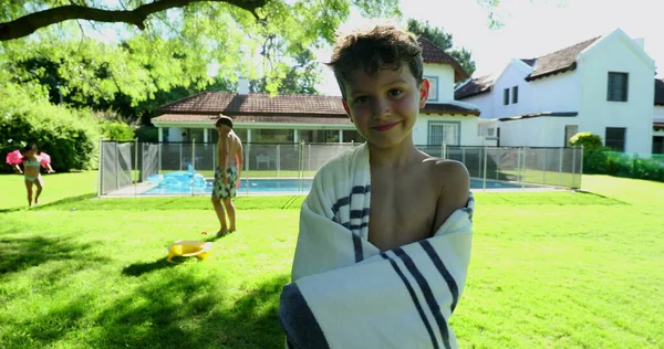 Kind Jongen Gewikkeld Handdoek Zwembad Tijdens Zomervakantie — Stockfoto