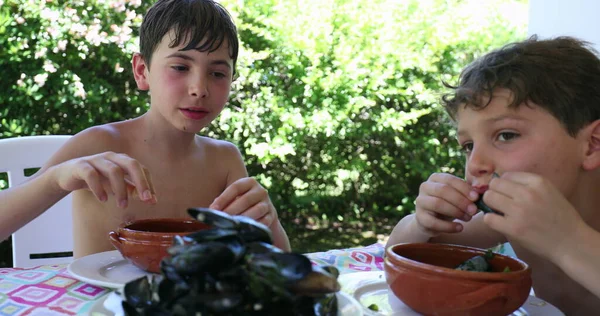 Lässige Kinder Essen Muscheln Zum Mittagessen Während Des Sommertages — Stockfoto