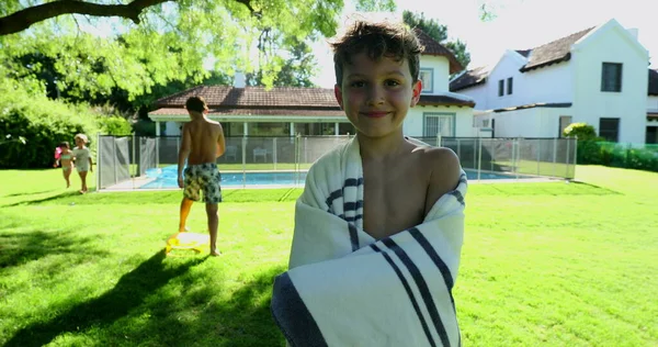 暑假期间 男孩在游泳池后用毛巾包裹着 — 图库照片