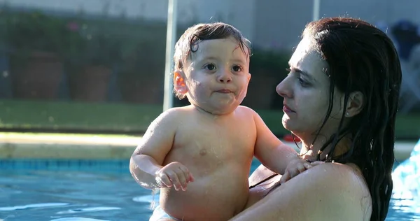 Casual Authentic Scene Mom Holding Baby Pool — Stockfoto