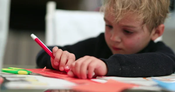 Дитячий Хлопчик Малює Ручкою Крупним Планом — стокове фото