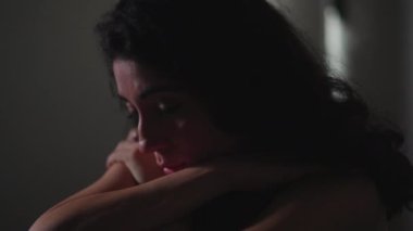 Odasında akıl hastalığıyla boğuşan narin bir genç kadın. 30 'lu yaşlarda depresyon geçiren yalnız ve yalnız bir kadın.