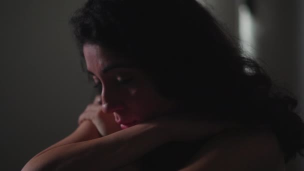 과싸우고 여성들은 우울증으로 고통받는 동안외롭고 외롭다고 느낍니다 — 비디오