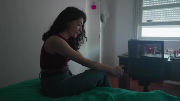 Una Giovane Donna Pensierosa Preoccupata Siede Capezzale Con Espressione Contemplativa — Video Stock