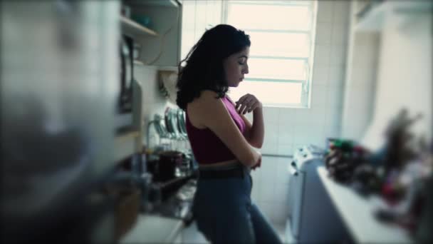 Mujer Contemplativa Cocina Joven Persona Femenina Años Pensando Dilema Vida — Vídeos de Stock