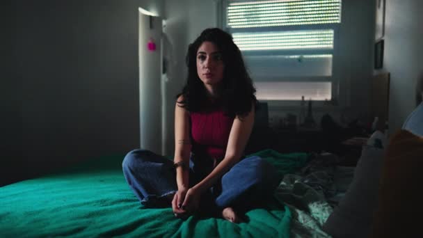 Magányosság Fiatal Magányban Somber Hálószobában Kifejezése Tükröződik Belső Zavarodottság — Stock videók