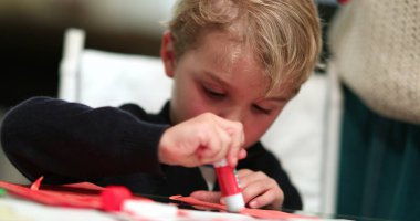 Çocuk işçiliği ve evde yaratıcılık, çocuk yapıştırıcı ile kağıt yapıştırma