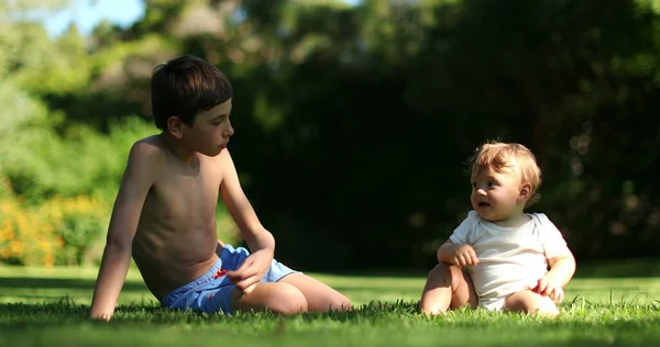 자연계 아이들 동생을 돌보는 밖에서 어슬렁 거리는 어린아이 — 스톡 사진