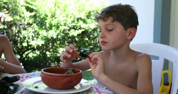 Kind Isst Meeresfrüchte Zum Mittagessen — Stockfoto