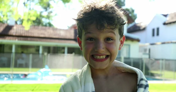 プールの後にカメラの笑顔に笑みを浮かべて面白い子の男の子 — ストック写真