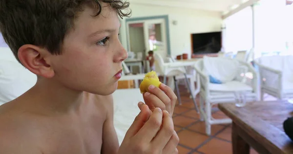 Rapaz Bonito Comer Fruta Criança Come Lanche Pêssego Saudável — Fotografia de Stock