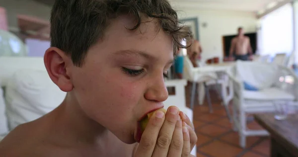 Hübsches Kind Das Einen Bissen Pfirsichfrucht Nimmt Junge Gesicht Essen — Stockfoto