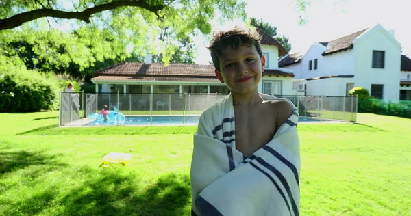 Knappe Jonge Jongen Poseren Camera Zwembad Verpakt Handdoek Glimlachen — Stockfoto
