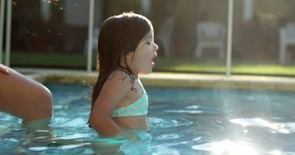 Meisje Spetterend Water Bij Het Zwembad Tijdens Zomerdag — Stockfoto