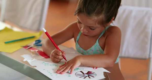 Dziecko Dziewczyna Rysunek Czerwonym Kolorem Pióra Papierze Domu Skupiony Dzieciak — Zdjęcie stockowe