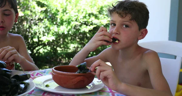 Barn Som Äter Skaldjursmussla Skål Ungar Väntar Lunch — Stockfoto