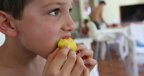 Enfant Mangeant Des Fruits Pêche Gros Plan — Photo