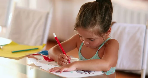 Дитяча Дівчинка Малює Ручкою Червоного Кольору Папері Вдома Орієнтована Творча — стокове фото