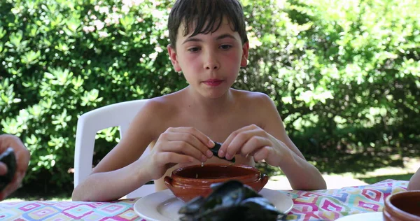 Crianças Comendo Mexilhão Frutos Mar Tigela Crianças Bajulando Moules Para — Fotografia de Stock