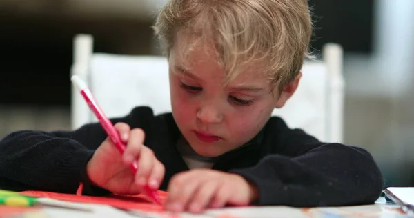 Дитячий Малюк Малюк Малює Папері Ручкою Творче Ремесло Вдома — стокове фото